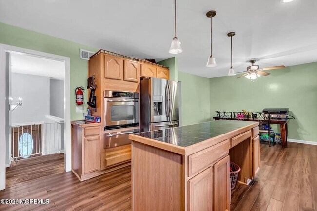 Building Photo - 518 River Dr