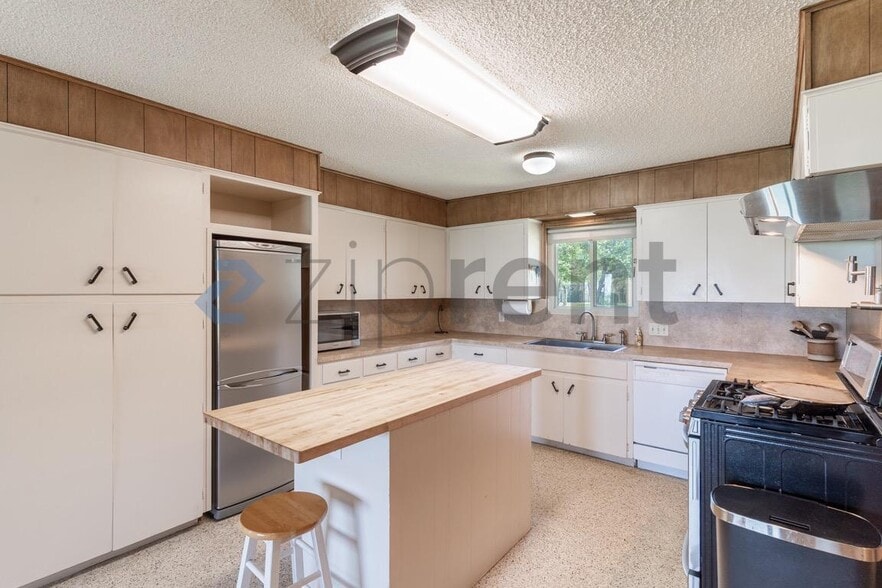 Building Photo - Unit