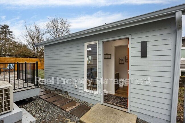 Building Photo - 742 N 90th St