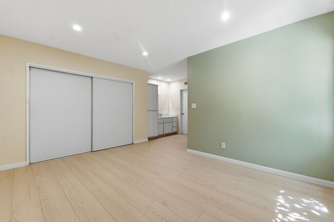 Building Photo - 965 S Idaho St