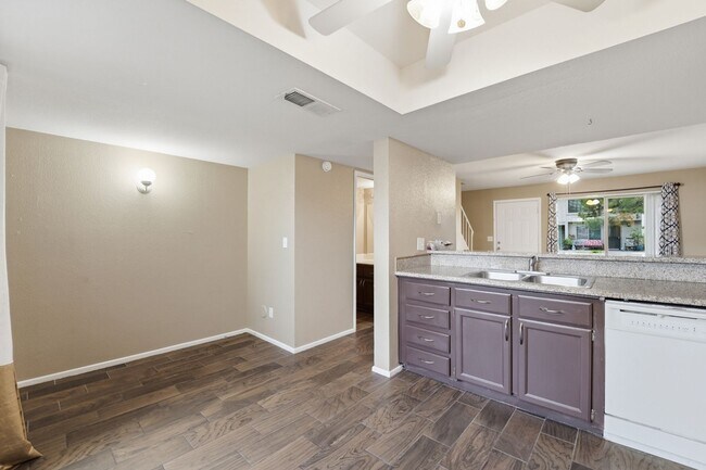 Building Photo - Beautifully maintained 3-bedroom, 2.5-bath Condo in the heart of Phoenix!