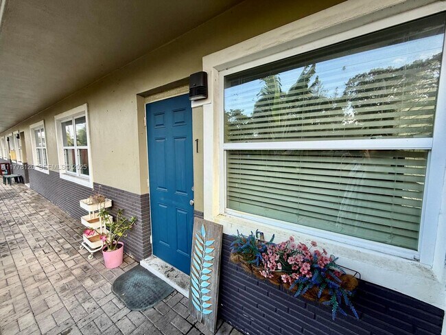 Building Photo - 1201 NE 5th Ave