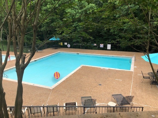 Building Photo - Townhouse Close to all!