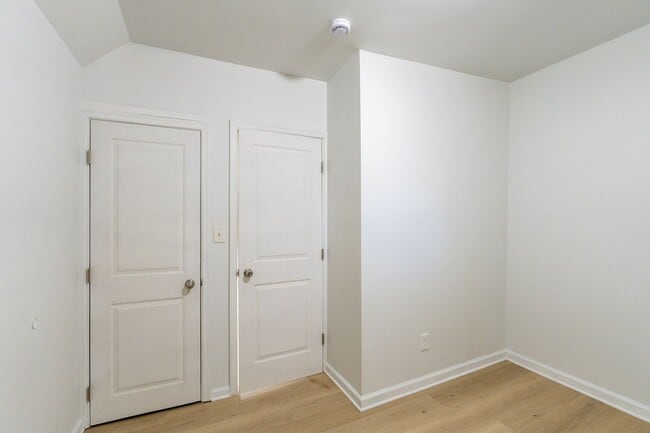 Building Photo - Newly Rehabbed 4 bedroom 2 full bathrooms ...