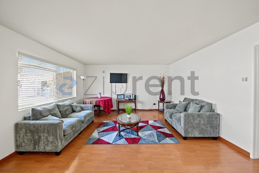 Building Photo - Unit 3