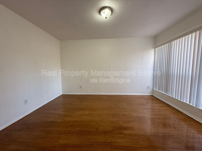 Building Photo - 3228 W Glendale Ave