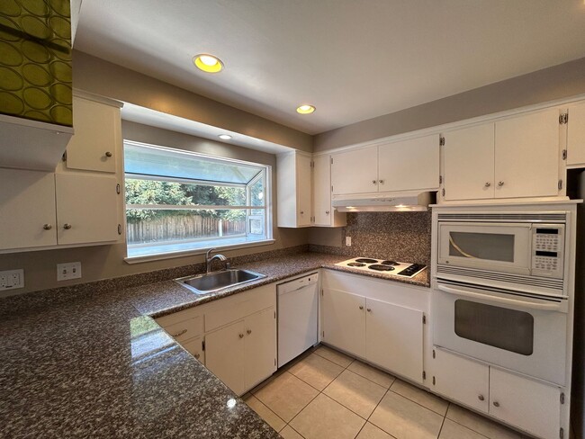 Building Photo - Spacious Single-Story 4BR Home with Bonus ...