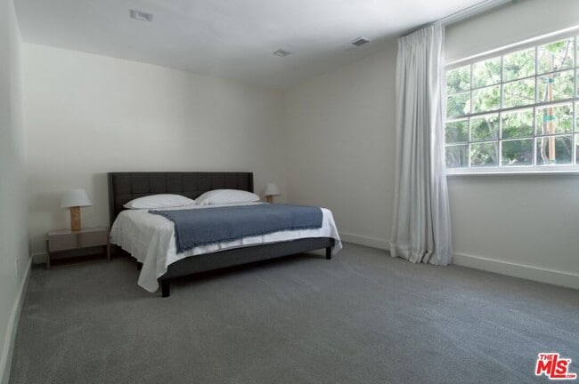 Building Photo - 1121 N Beverly Dr