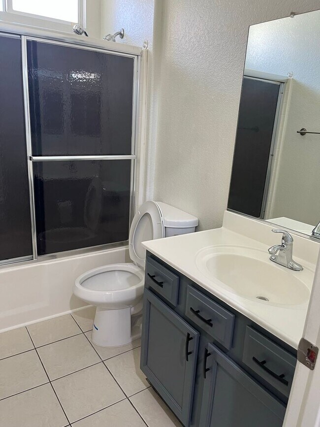 Building Photo - 3 bedroom 2 bath home with large yard available in Adelanto!