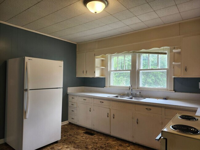 Building Photo - 2 Bedroom 1 Bath home near Stuart Heights ...