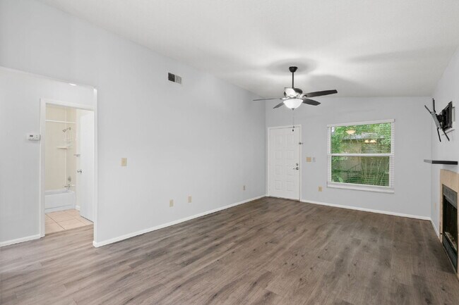 Building Photo - Condo For Rent in North Oaks!