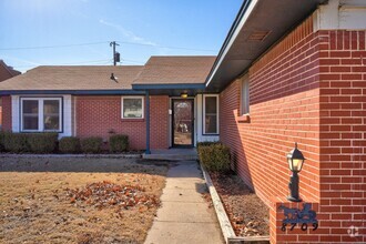 Building Photo - Charming Home with Fireplace & Fenced Back...