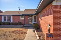 Building Photo - Charming Home with Fireplace & Fenced Back...