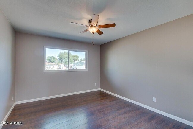 Building Photo - 831 E Stephens Dr