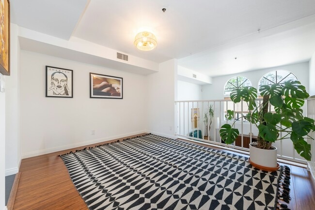 Building Photo - 1001 Figueroa Terrace