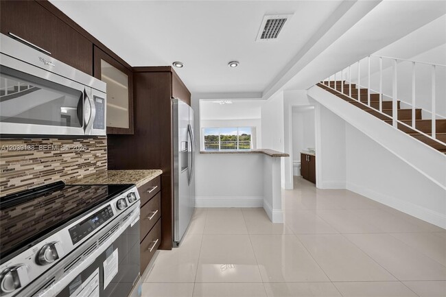 Building Photo - 9351 Fontainebleau Blvd