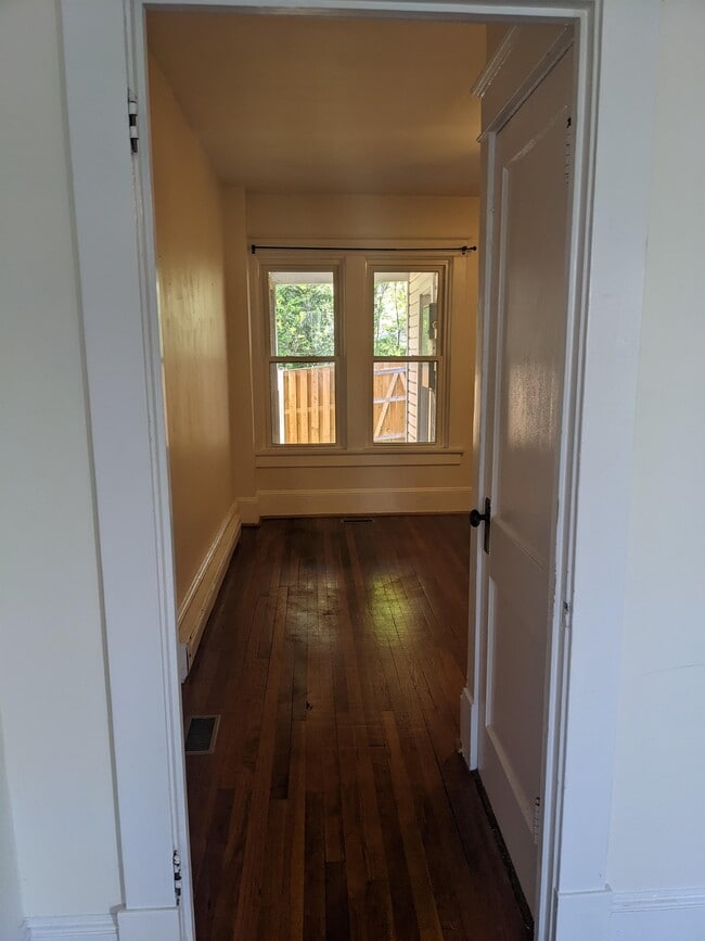 Building Photo - 216 E Fairfax Ln