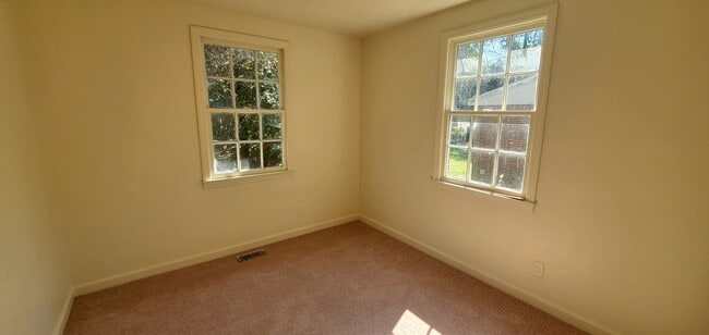 Building Photo - 3 Bedroom 1 Bathroom House