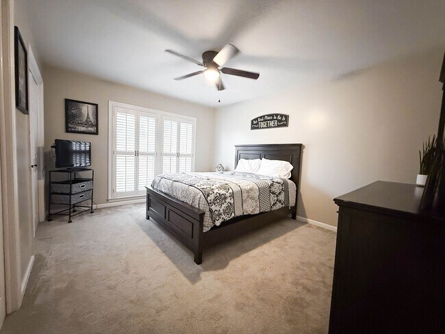 Building Photo - NO APPLICATION FEE FOR 72 HOURS! Spacious Fully-Furnished 5-Bedroom Home | Mid-Term Rental in Gre...