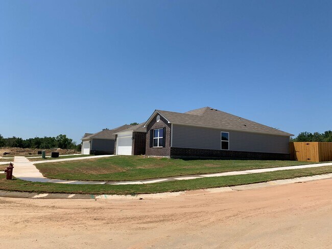 Building Photo - This well-designed 4-bedroom home has a split floor plan that gives the feeling of space.