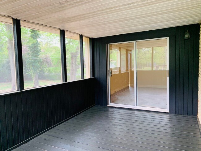 Building Photo - Wow, great location, newly renovated, 4 beds/2 bath, private fenced yard, sun room/office, must see!