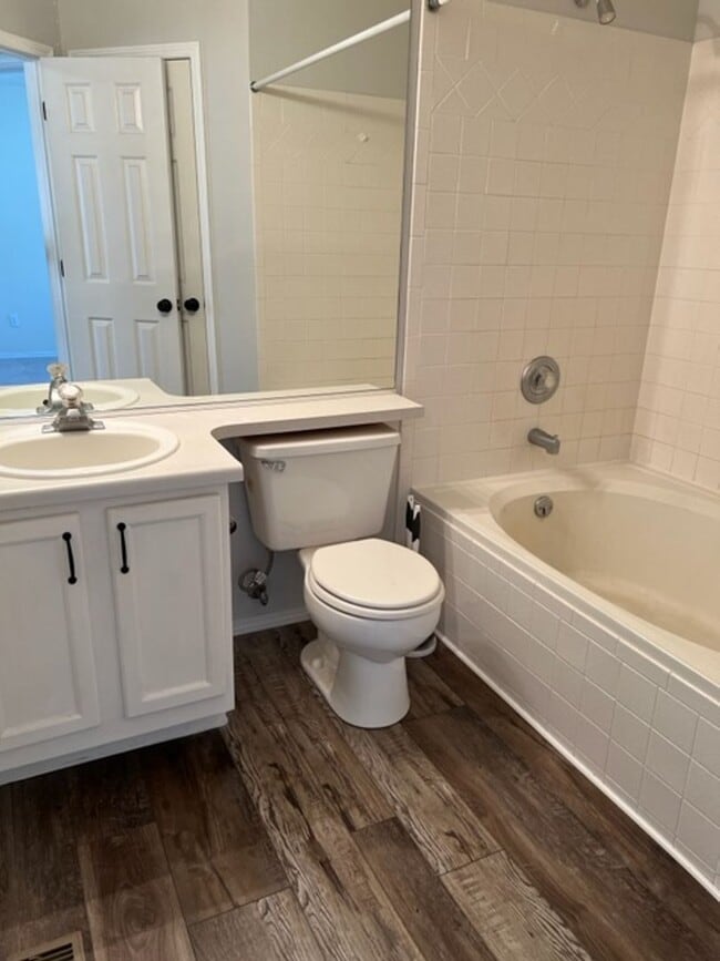 Building Photo - 3 Bedroom plus loft and Community Pool