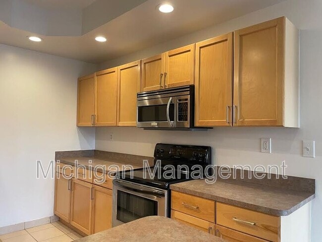 Building Photo - 2735 E Maple Rd