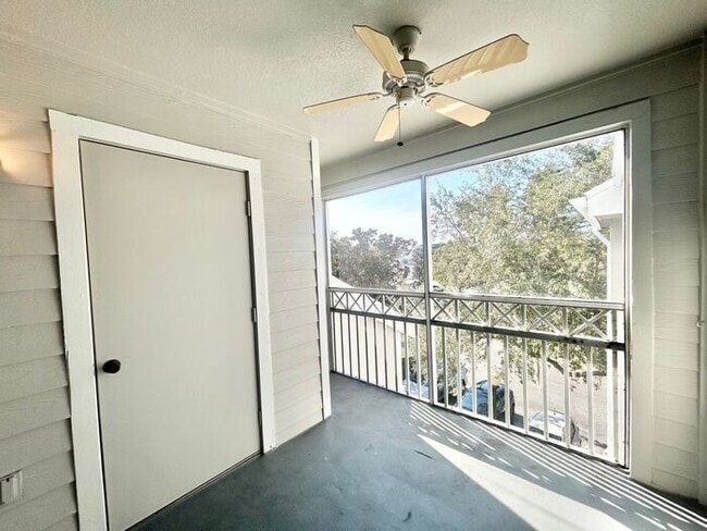 Building Photo - Bright 3rd-Floor 1/1 Condo with Screened Balcony in Park Central!