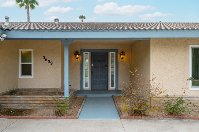 Building Photo - Comfy house in Riverside and Private Yard