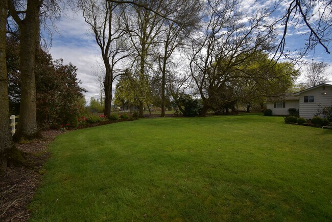 Building Photo - 34885 Lake Creek Dr