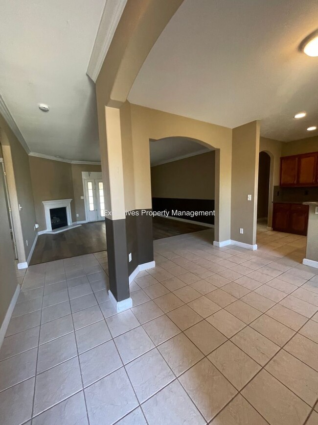 Building Photo - 2301 Peppertree Ln