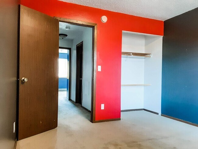 Building Photo - 4 Bed/ 2 Bath Townhome!
