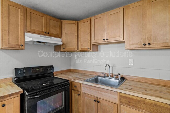 Building Photo - 7120 Greenhaven Dr
