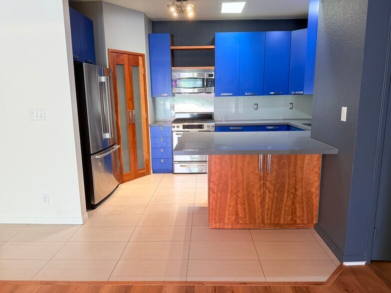 Building Photo - 2222 N Beachwood Dr