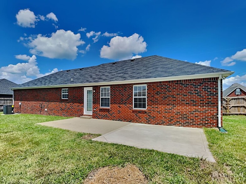 Building Photo - 5004 Roberta Pl