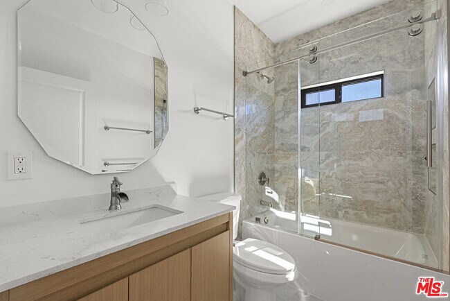 Building Photo - 824 N Orange Grove Ave