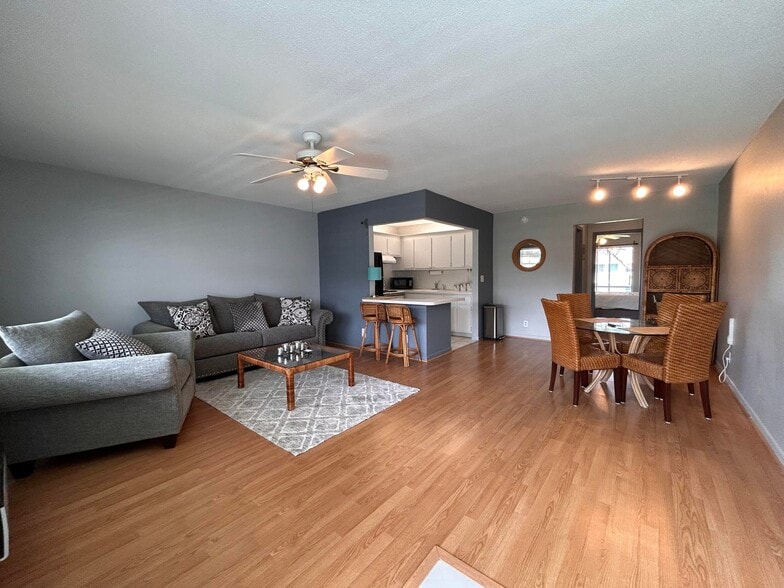 Building Photo - 880 Horizons W