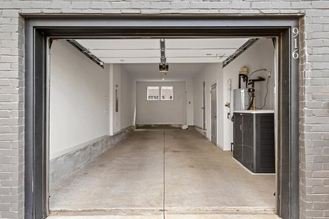 Building Photo - 916 Brees Ct