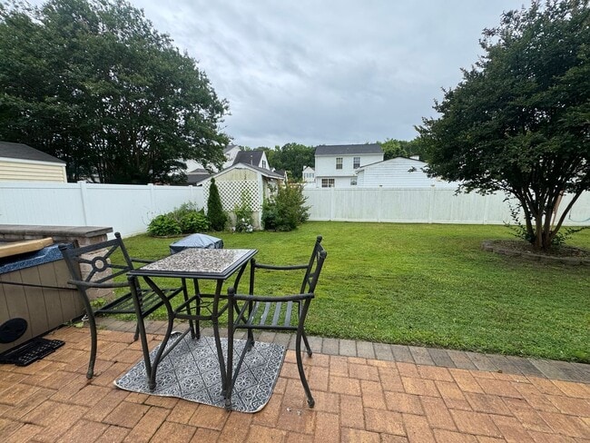 Building Photo - Spacious Three Bedroom Home