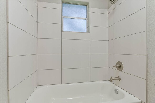 Building Photo - 704 E 37th St