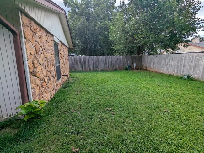 Building Photo - 2116 Oakvista Cir