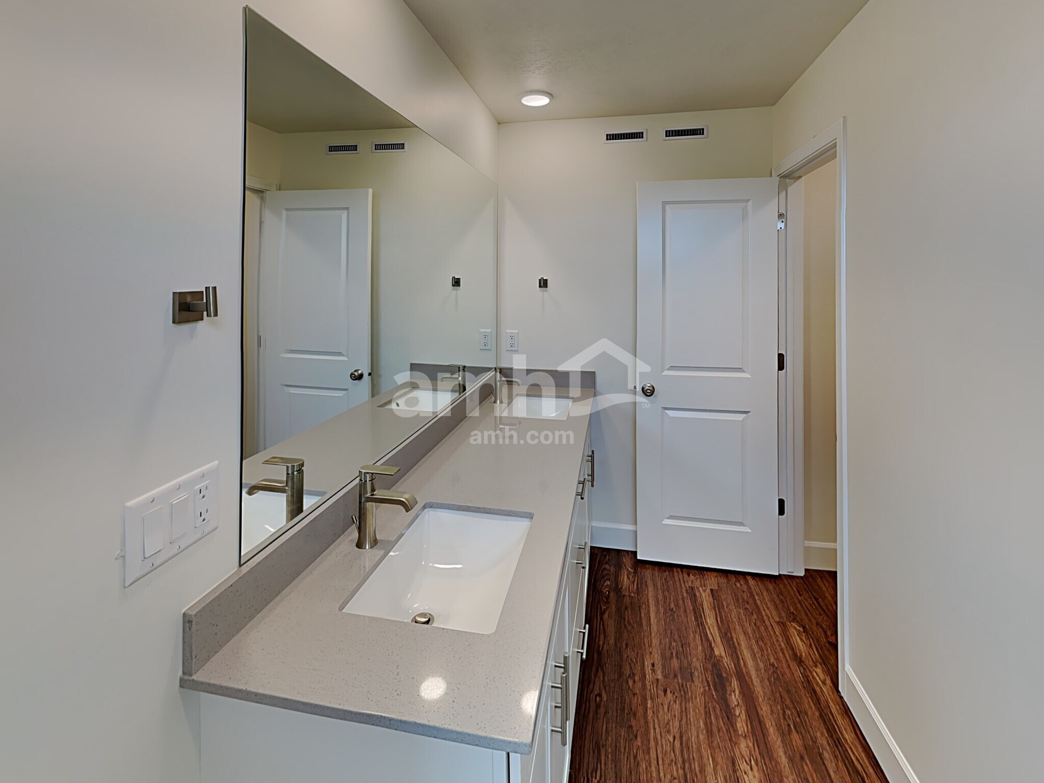 Building Photo - 3264 Fields Ave