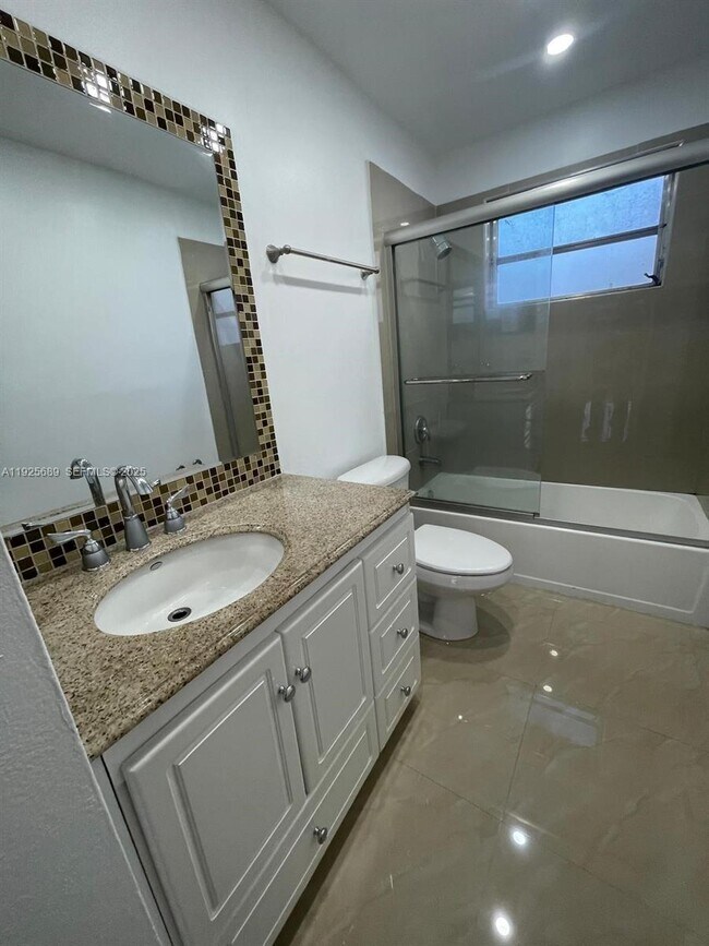 Building Photo - 9375 Fontainebleau Blvd