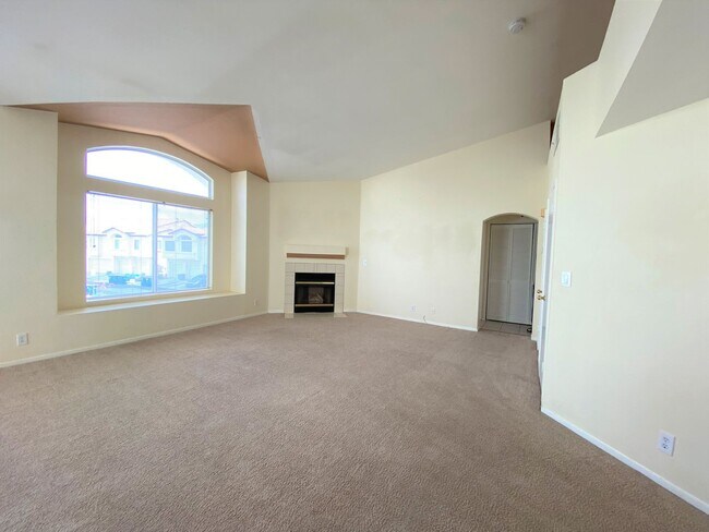Building Photo - 2 BEDROOM 2 BATH IN NORTHWEST DOUBLE GATED GOLF COURSE COMMUNITY!