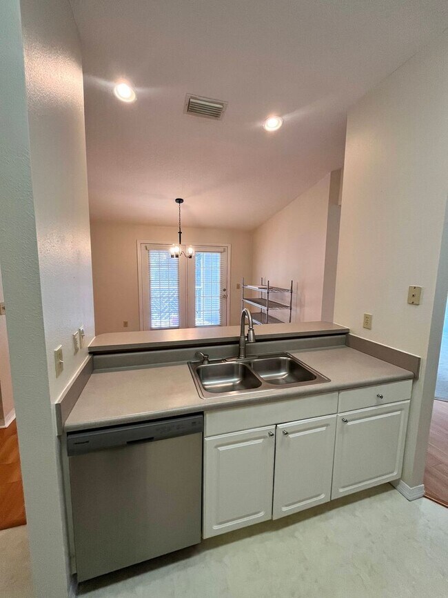 Building Photo - Exceptional Home Clean