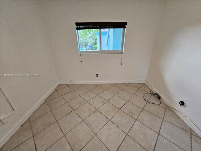 Building Photo - 733 NW 30th Ct