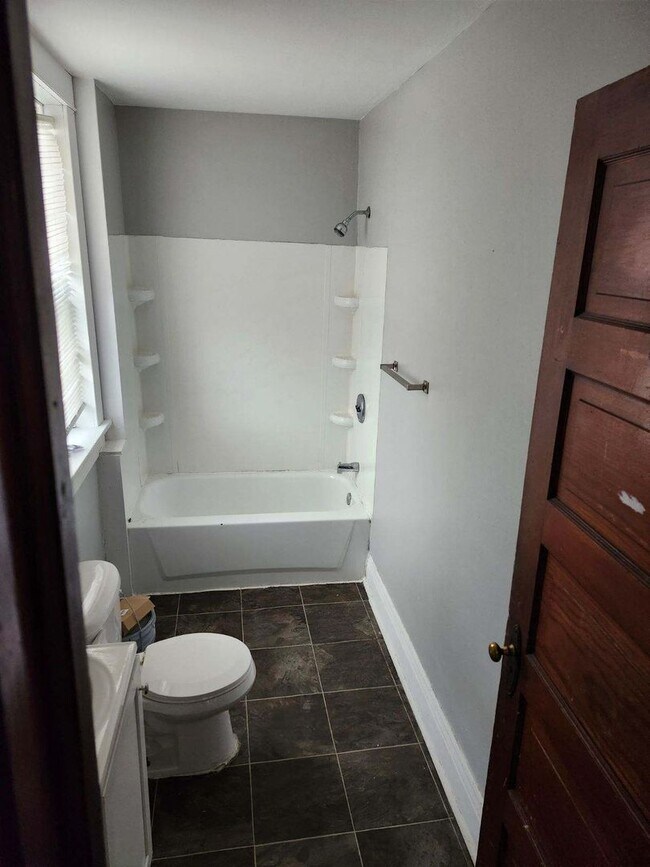 Building Photo - 2047 W 6th St