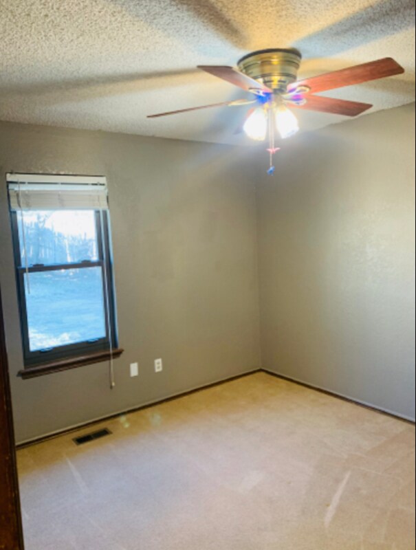 Building Photo - 2412 E Hills Dr