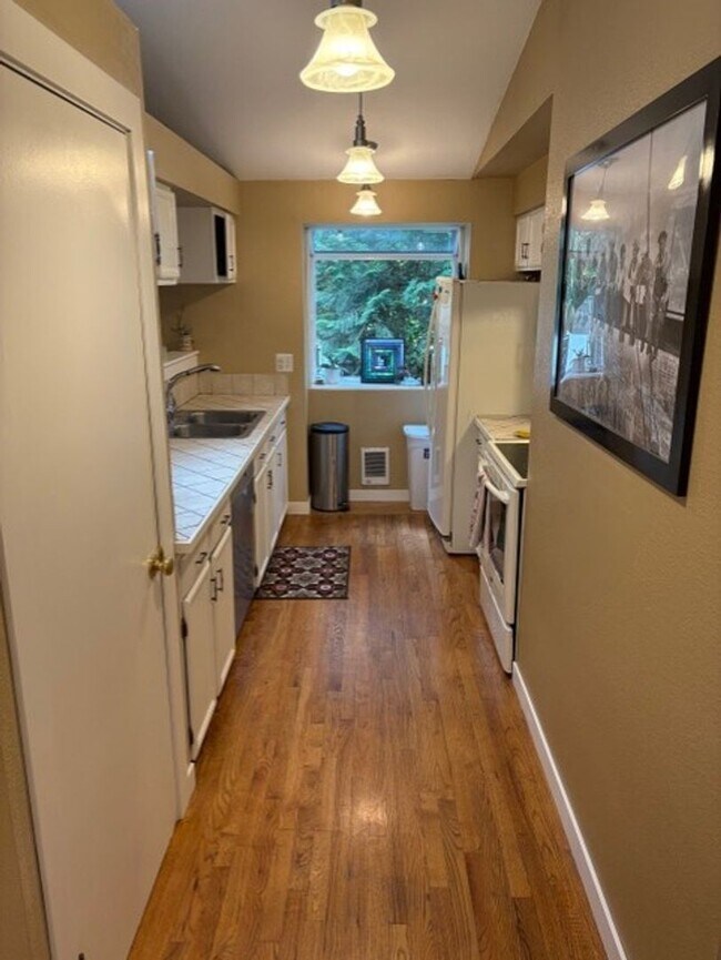 Building Photo - Fully Furnished Cozy 2-Bedroom Living in Desirable Tumwater Hill