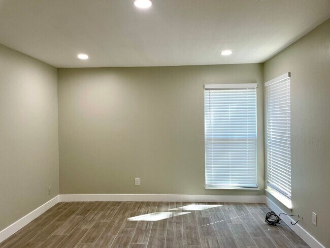Building Photo - Fully Remodeled 2bedroom near downtown